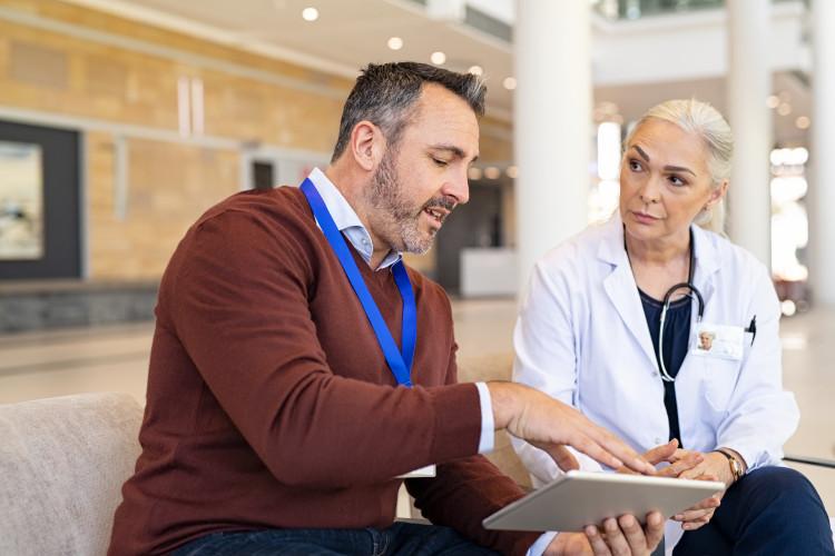 médecin et homme ayant une conversation