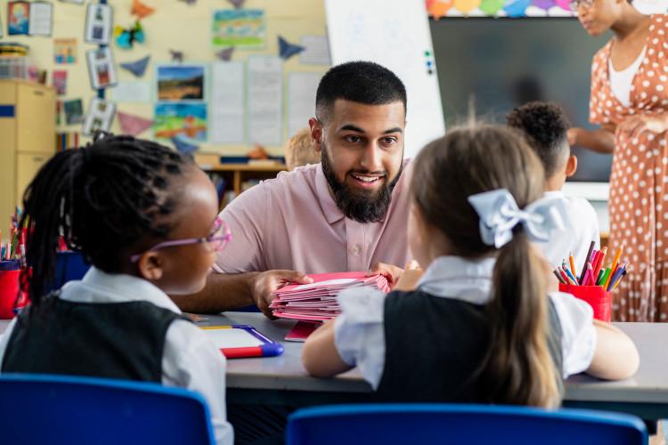 enseignant et élèves dans une salle de classe